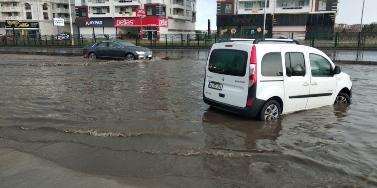 Diyarbakır’da sağanak yağış hayatı olumsuz etkiledi