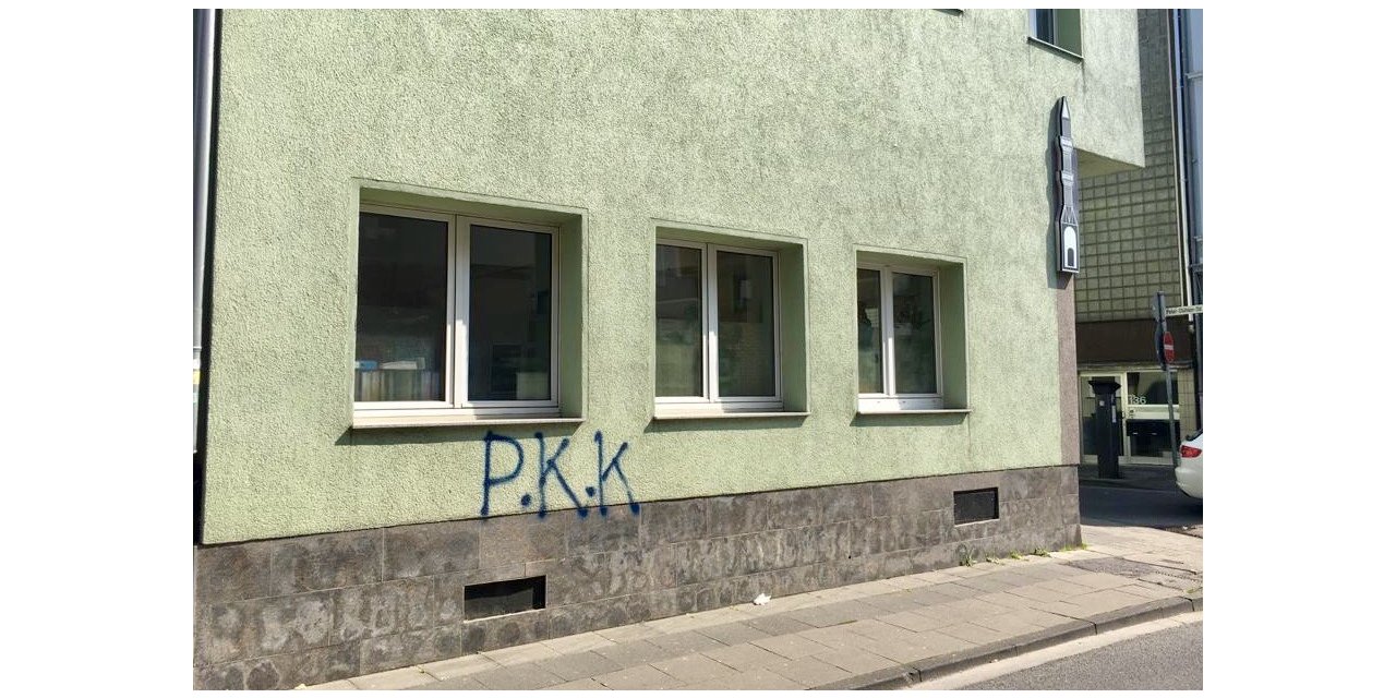 Köln'de propaganda yapan PKK yandaşları cami duvarına boyayla yazı yazıp kaçtı