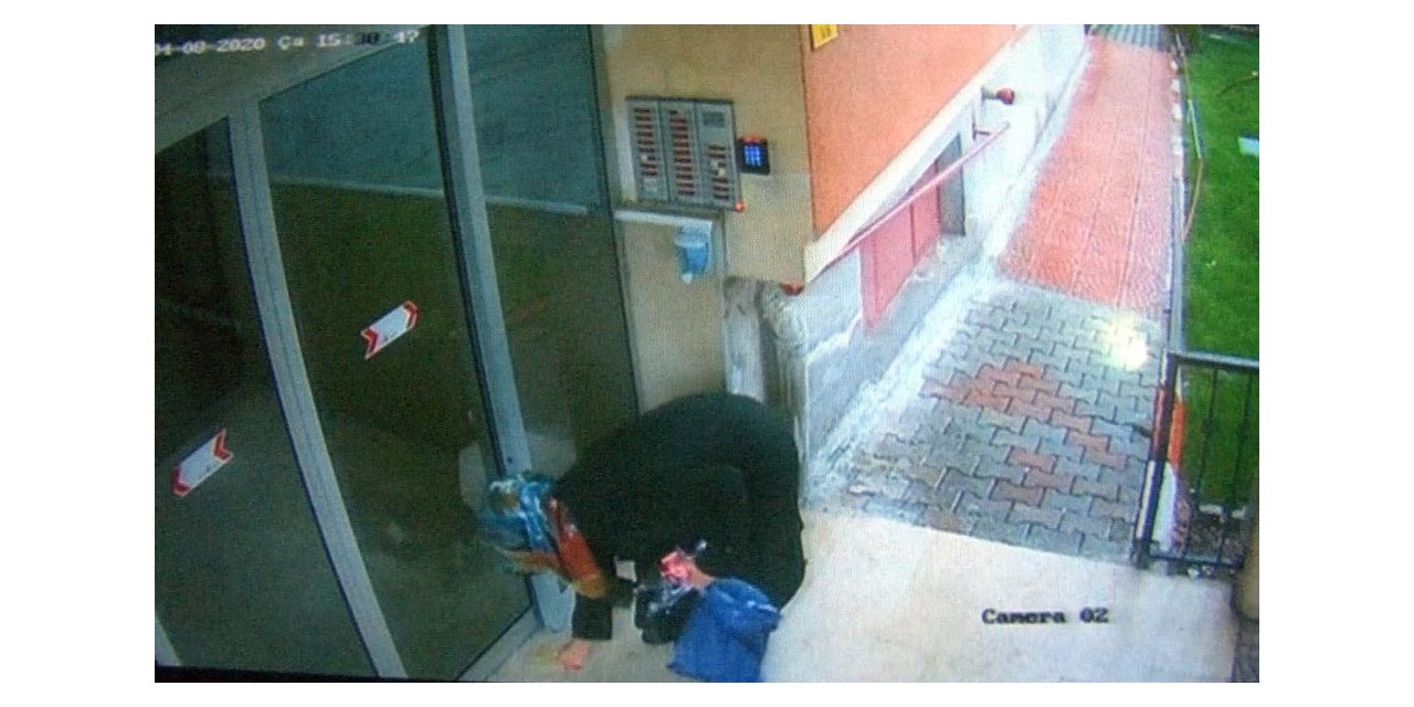 Elindeki sıvıyı asansör ve kapılara süren kadın yakalandı