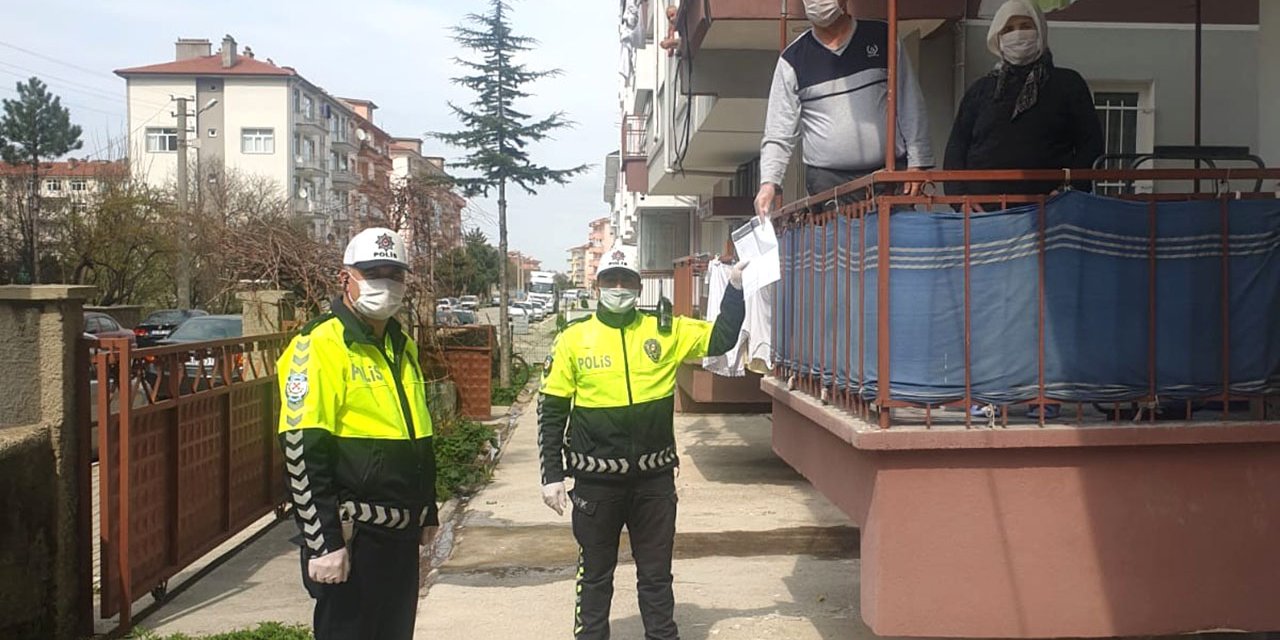 Evden çıkamayan çift, bağışlarını polise yaptırdı