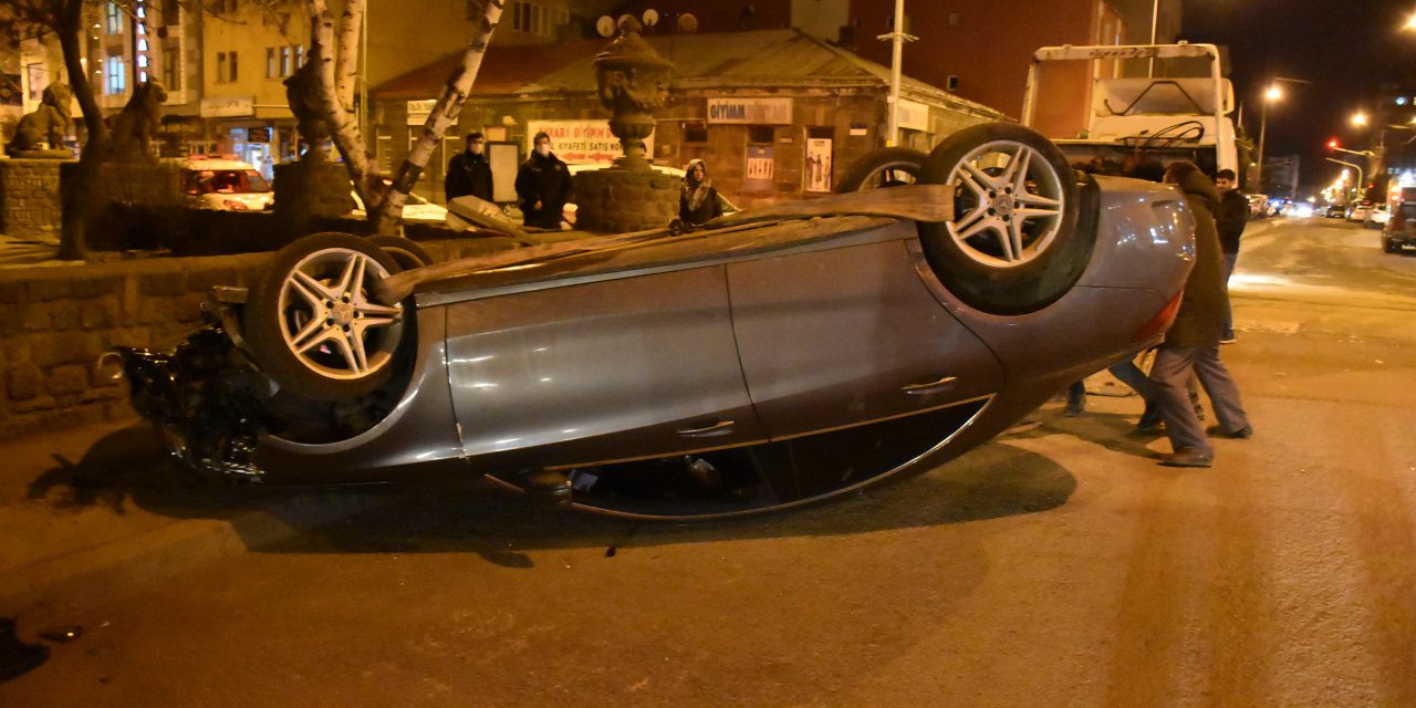 Kars'ta kaza yapan otomobil ters döndü