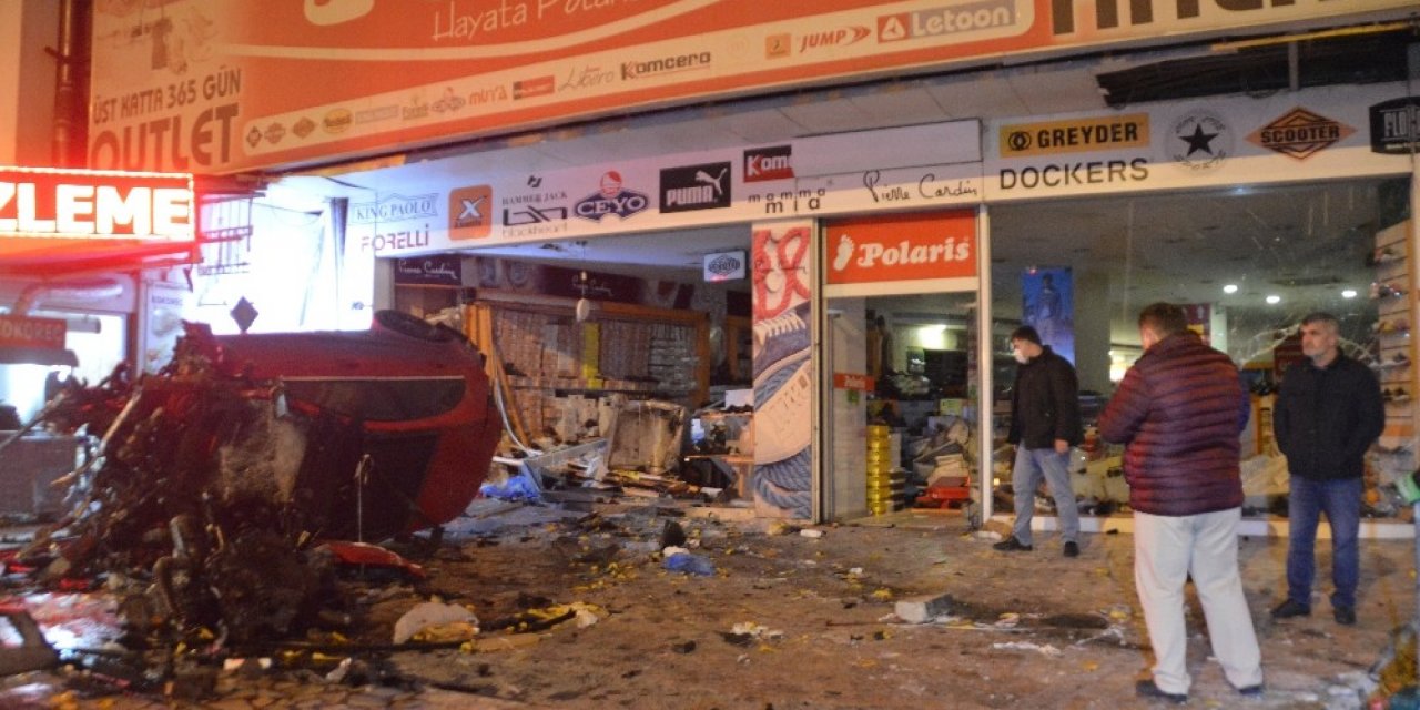 Sürücüsünün direksiyon hakimiyetini kaybeden lüks otomobil ayakkabı dükkanına daldı