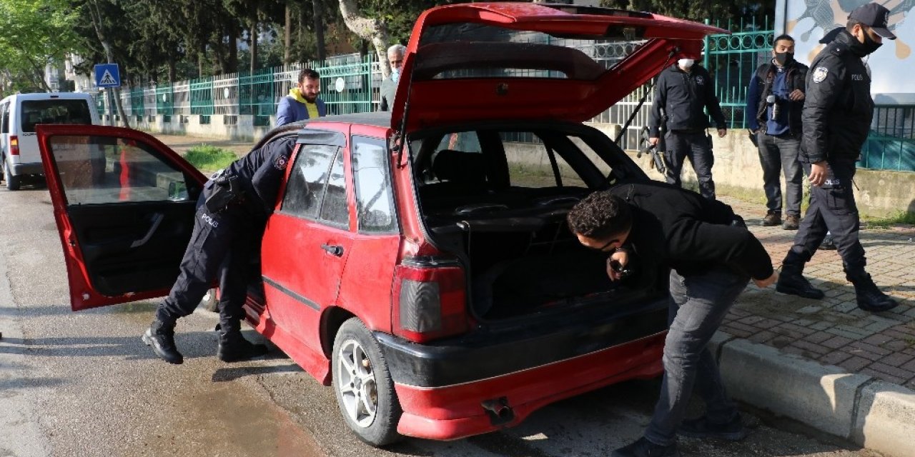 Adana’da şüpheli araç polis ekiplerini alarma geçirdi