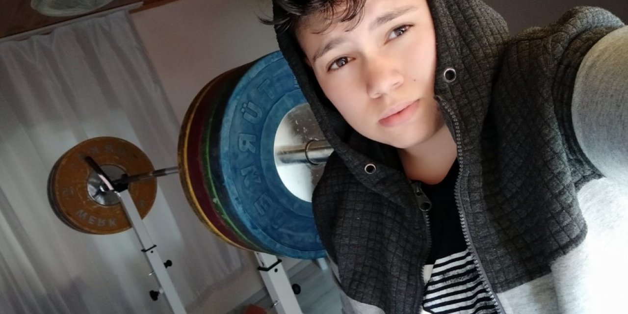 Damacanalarla çalışan kadın halterciye malzeme yardımı