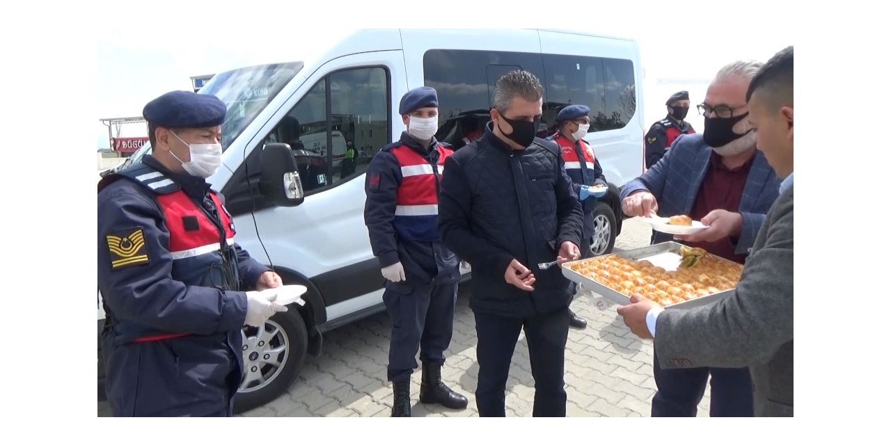 10 Nisan’da polis ekiplerine tatlı ikramıyla moral desteği