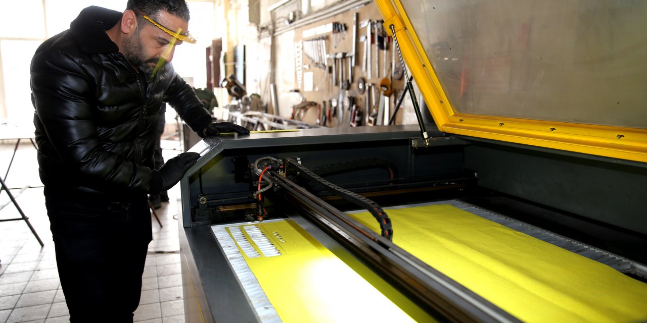 Lazer cihazıyla ürettiği yüz siperliklerinden sosyal mesaj veriyor