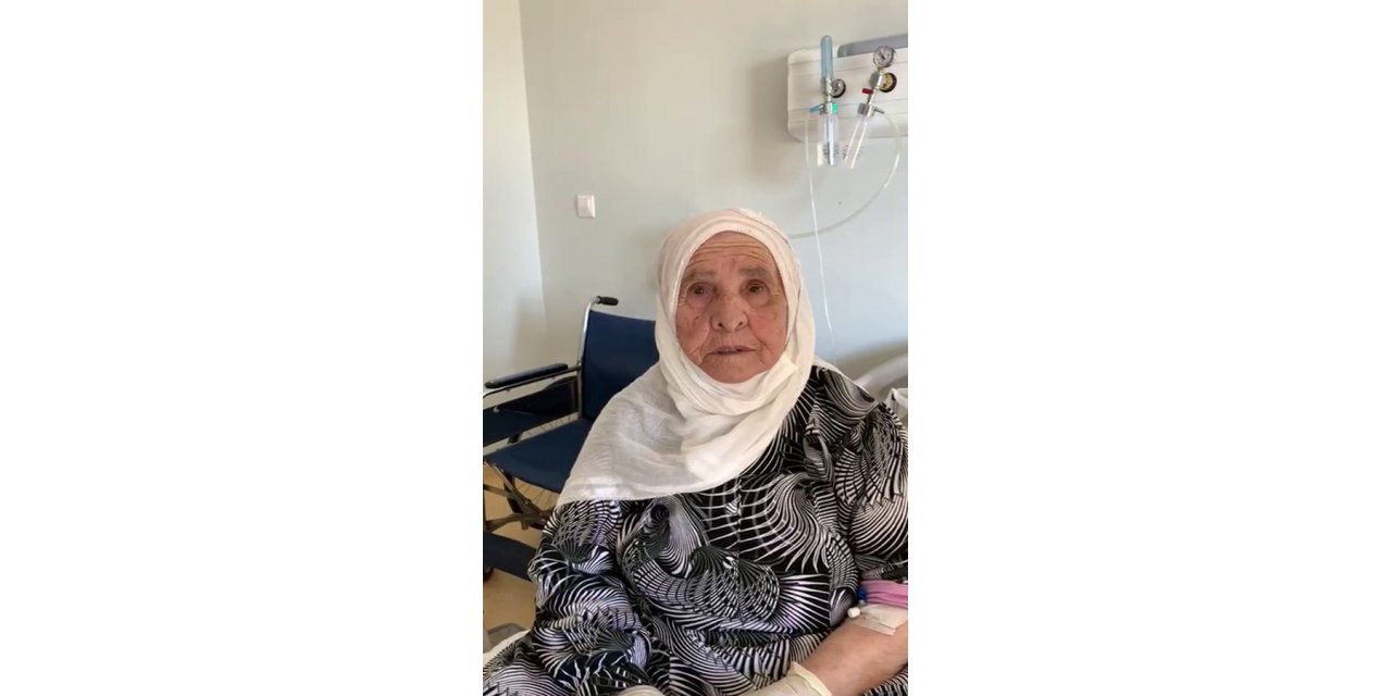 İstanbul’da korona virüsü yenen 93 yaşındaki Alye nine alkışlarla taburcu oldu
