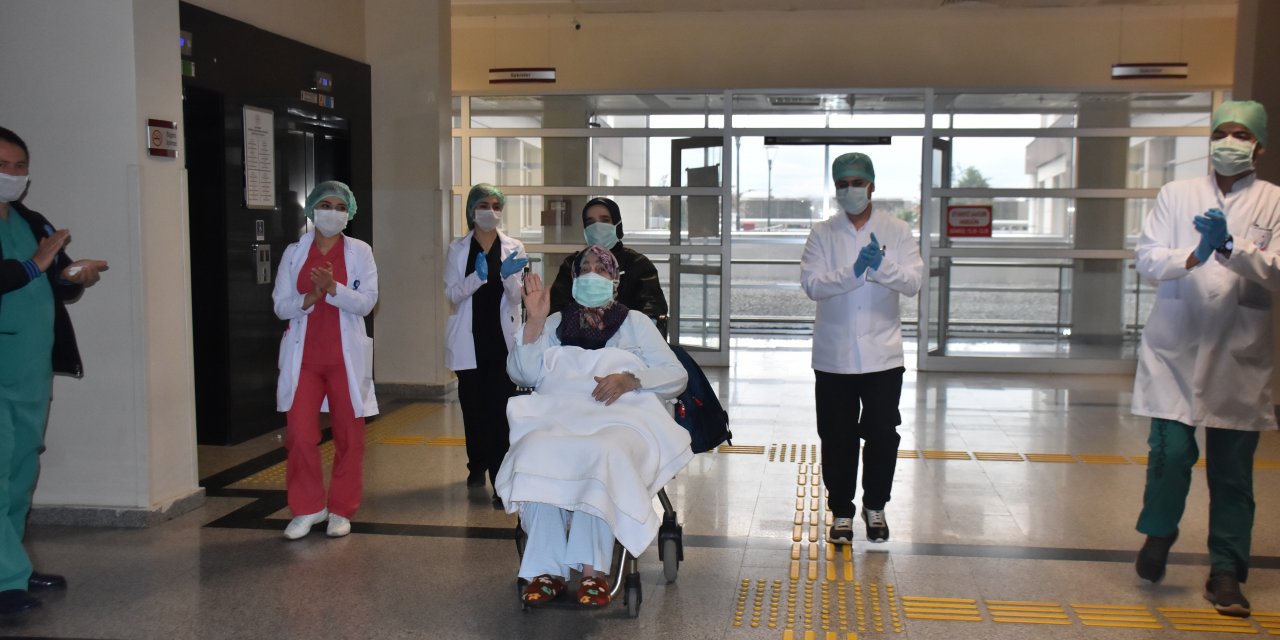 Adıyaman'da Kovid-19 tedavisi tamamlanan 79 yaşındaki hasta alkışlarla taburcu edildi