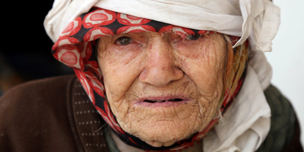 Aişe nine zorluklarla geçen yaşamına boyun eğmiyor