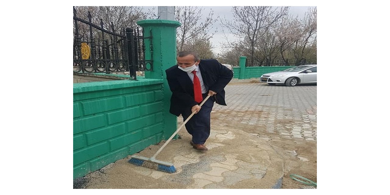 Başkan Koçer maske dağıttı ve dezenfekte çalışmalarına katıldı