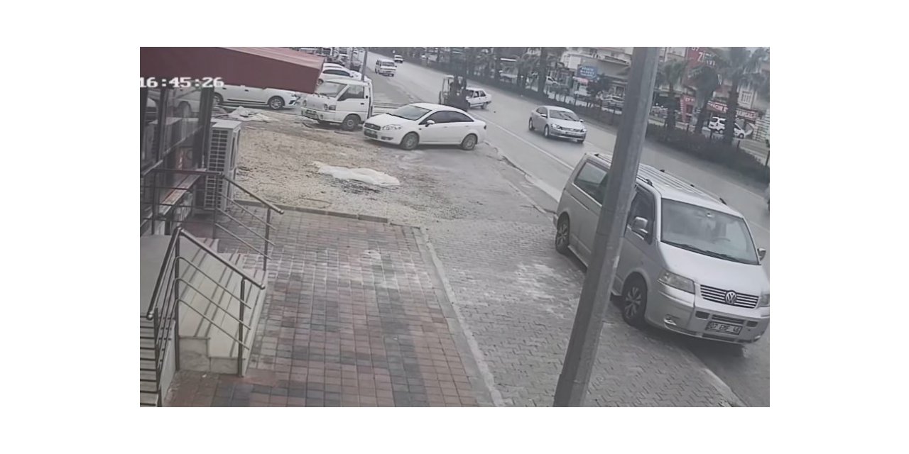 Forkliftin kendisine çarpan yerli aracı hurdaya çevrilip" bana mısın" demediği anlar