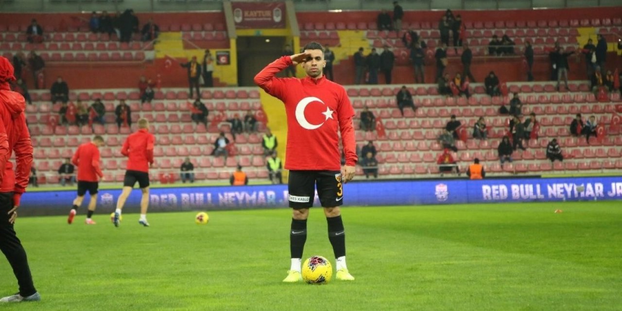 Emre Taşdemir evde çalışıyor