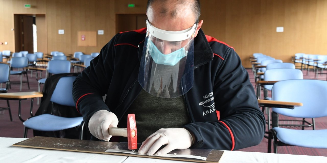 Samsun'da sağlık çalışanları için siperlik üretiliyor