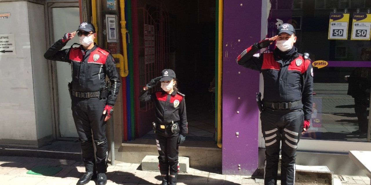 Yasağa takılan minik Azra polis ağabeylerinin bayramını böyle kutladı