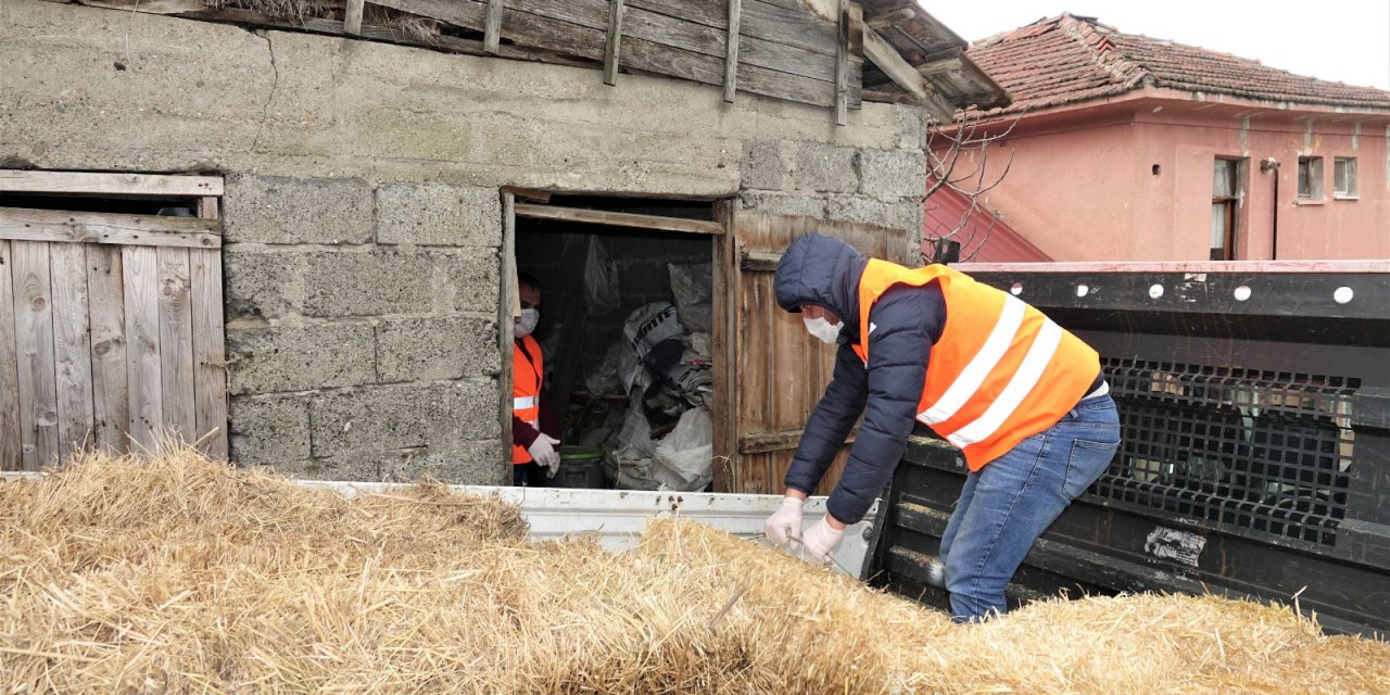 Evinden çıkamayan kadının saman talebini belediye ekipleri yerine getirdi