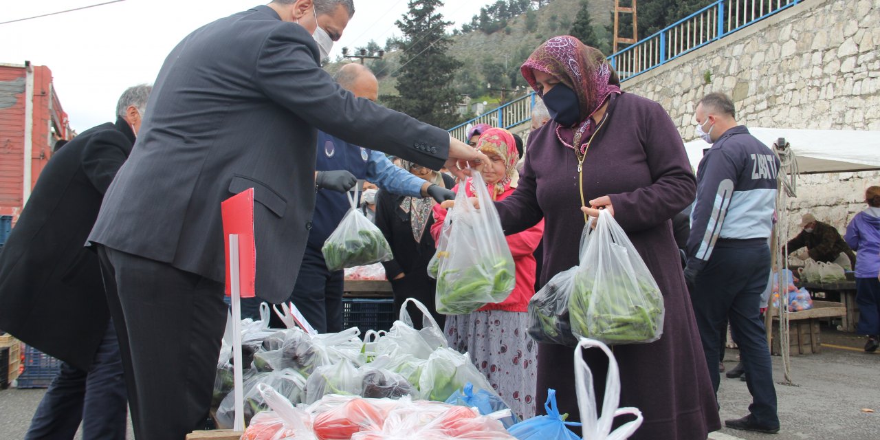 Pazarda ücretsiz meyve ve sebzeyle ihtiyaç sahiplerine belediyeden destek