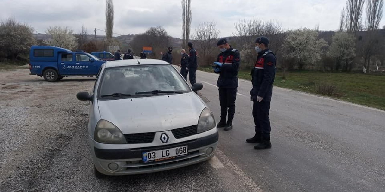 Hocalar’a komşu ilçe Banaz’dan kaçak geçişleri önlemek için köy yollarını toprakla kapatıldı