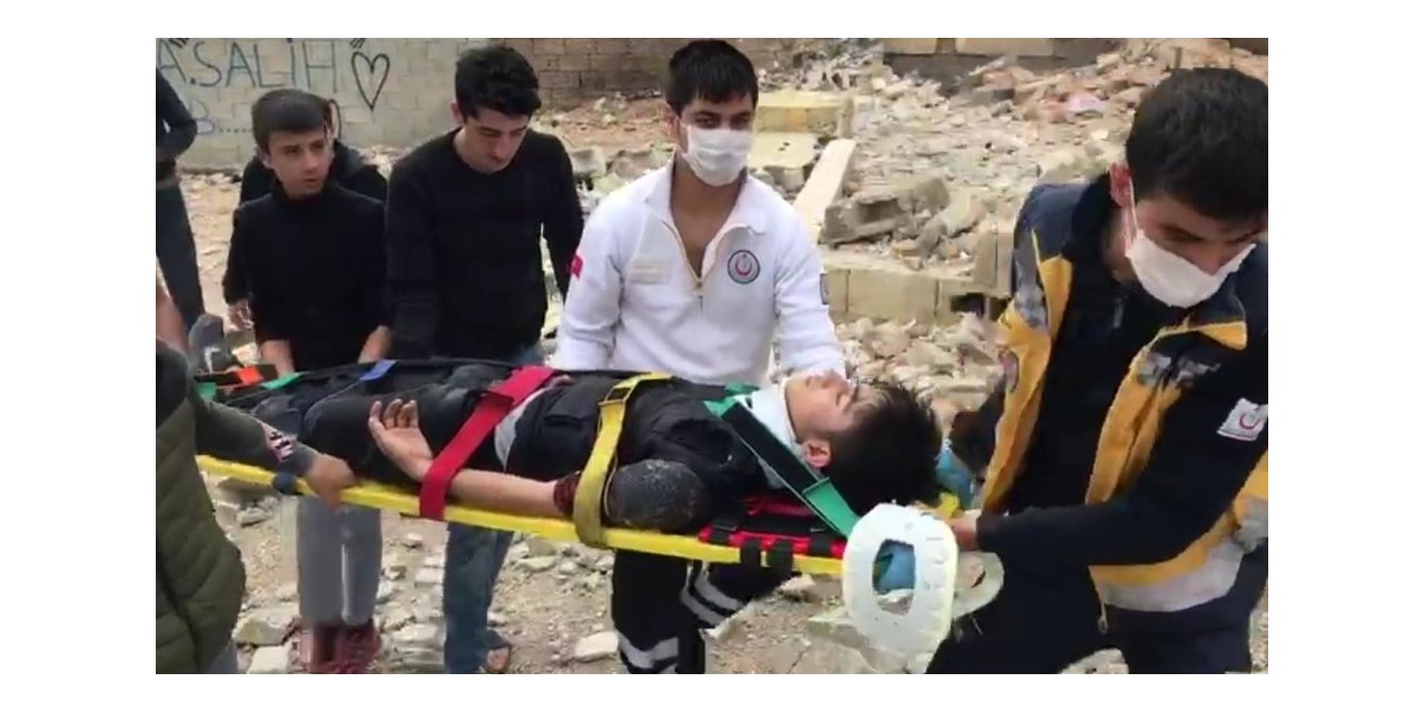 İki kardeş çöken metruk evin altında kaldı