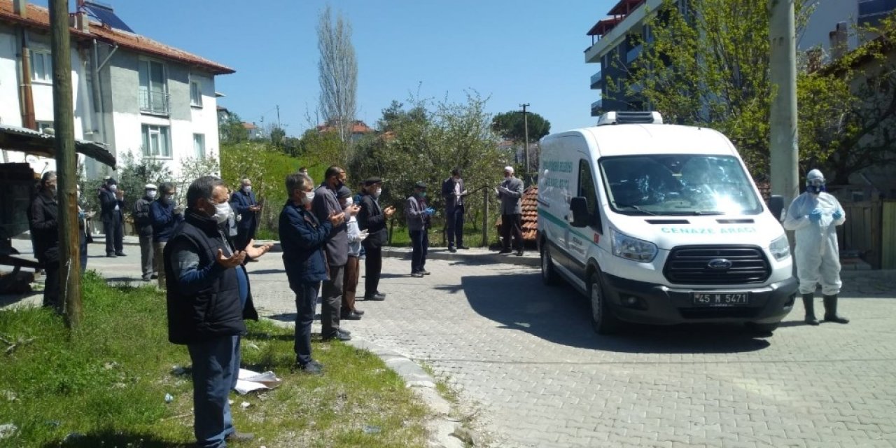 Selendi’de cenaze namazında korona tedbiri