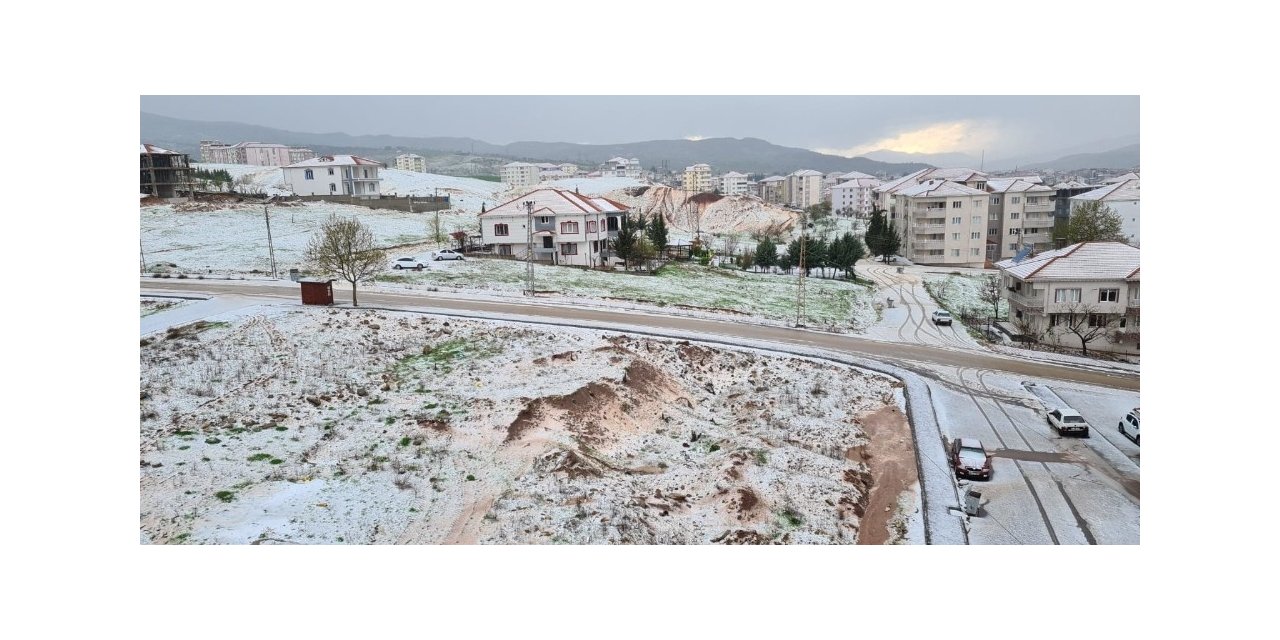 Dolu yağışı Gölbaşı’nı beyaza bürüdü