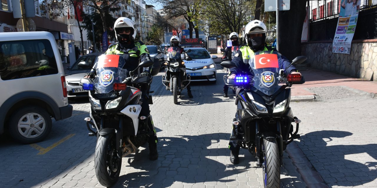 Samsun'da şehir turu atan emniyet mensupları "Evde kal" çağrısı yaptı
