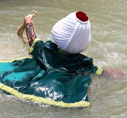Hoca barış için kendini mayaladı