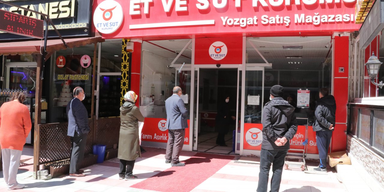 "Sosyal mesafe" kuralı Et ve Süt Kurumu satış şubesi önündeki kuyruğu uzattı