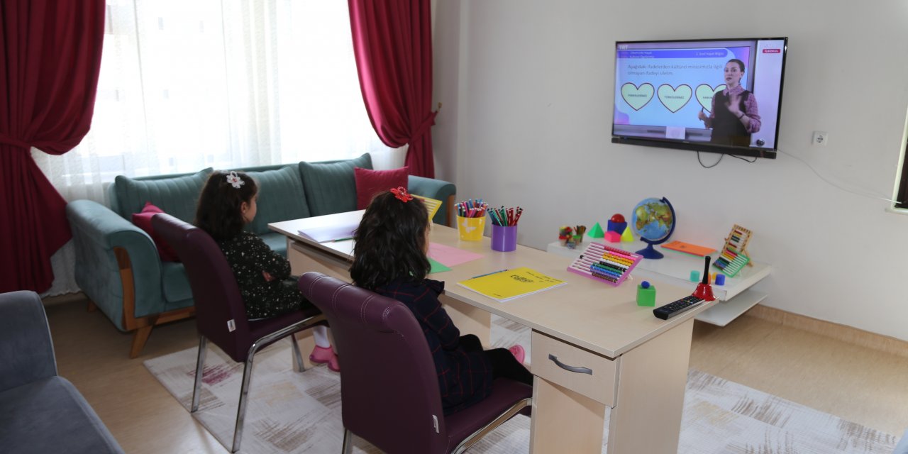 Devlet korumasındaki çocuklar derslerini TRT ve EBA TV'den takip ediyor