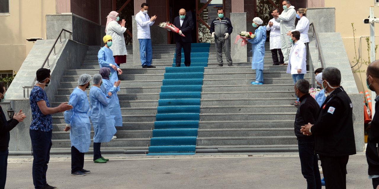 Van'da Kovid-19 tedavisi tamamlanan 3 kişi alkışlarla taburcu edildi