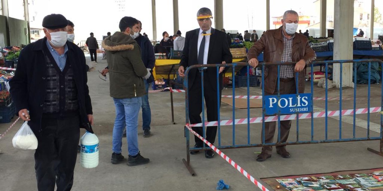 Suşehri ilçesinde halk pazarında vatandaşlara maske dağıtıldı