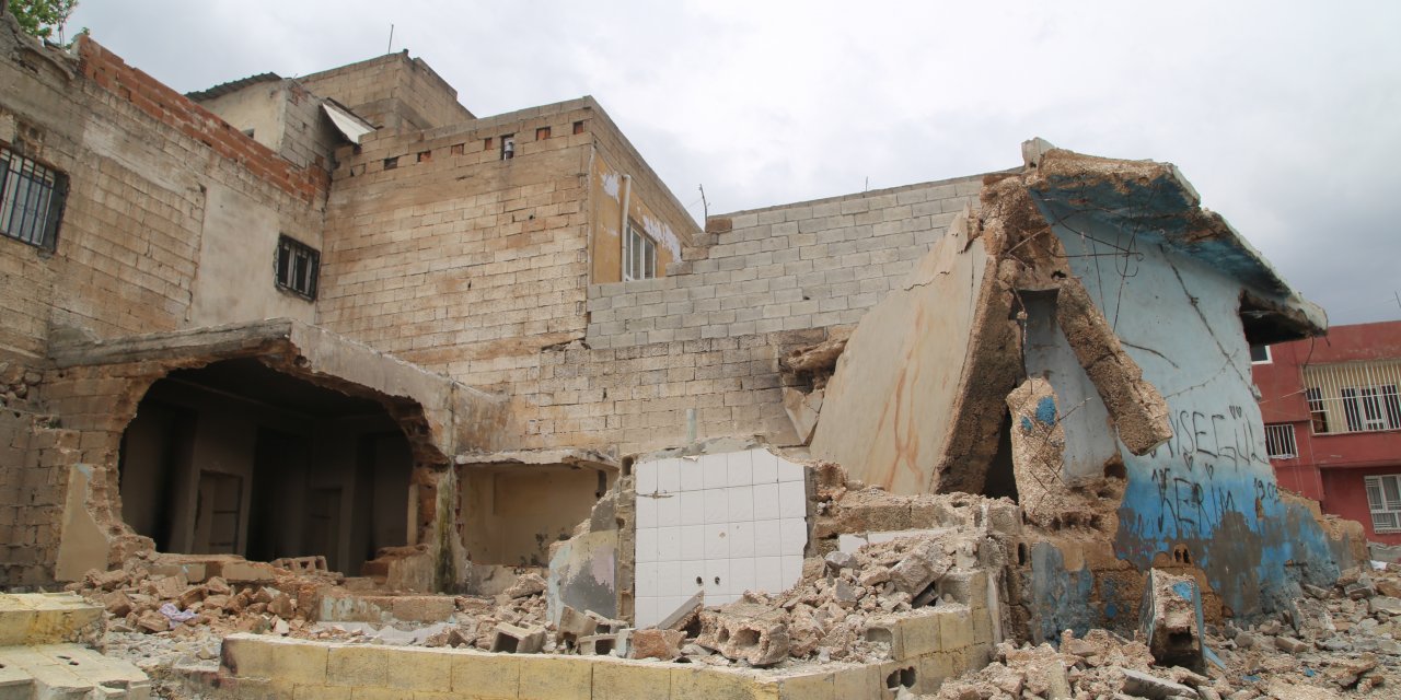 Şanlıurfa'da çöken çatı ve duvarın altında kalan iki çocuk yaralandı