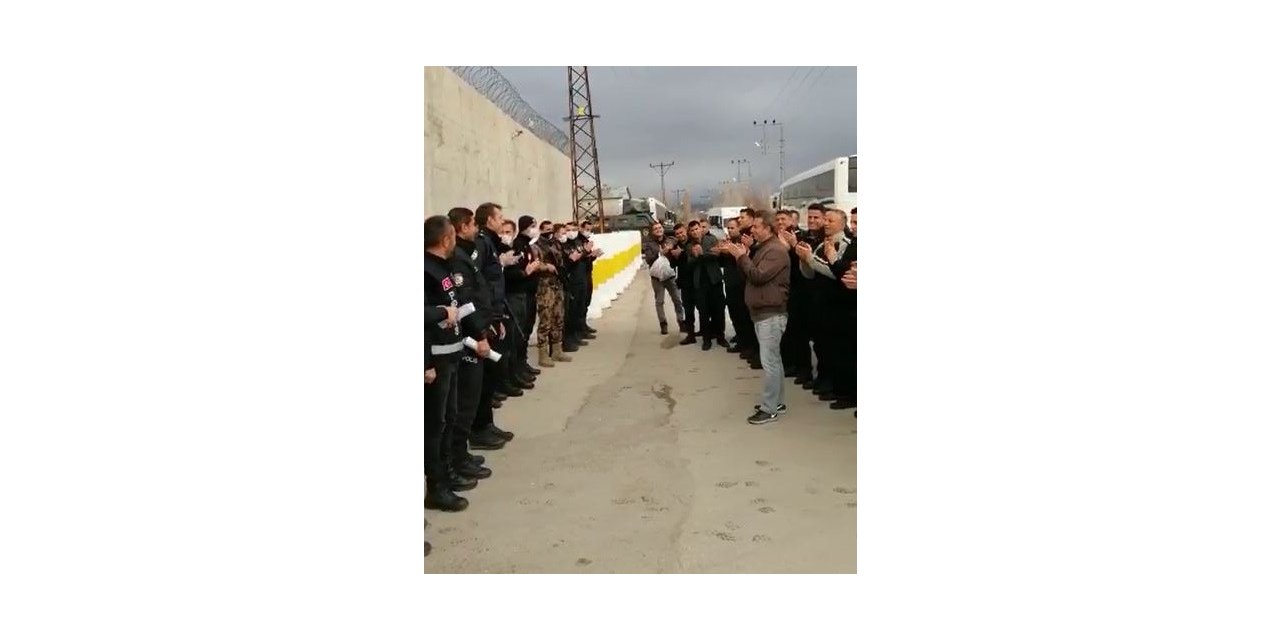 Polislere alkışlı kutlama