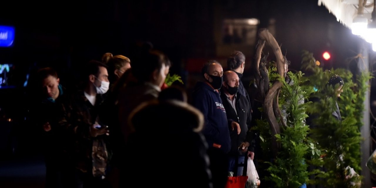 Yasak sonrası manav kuyruğu