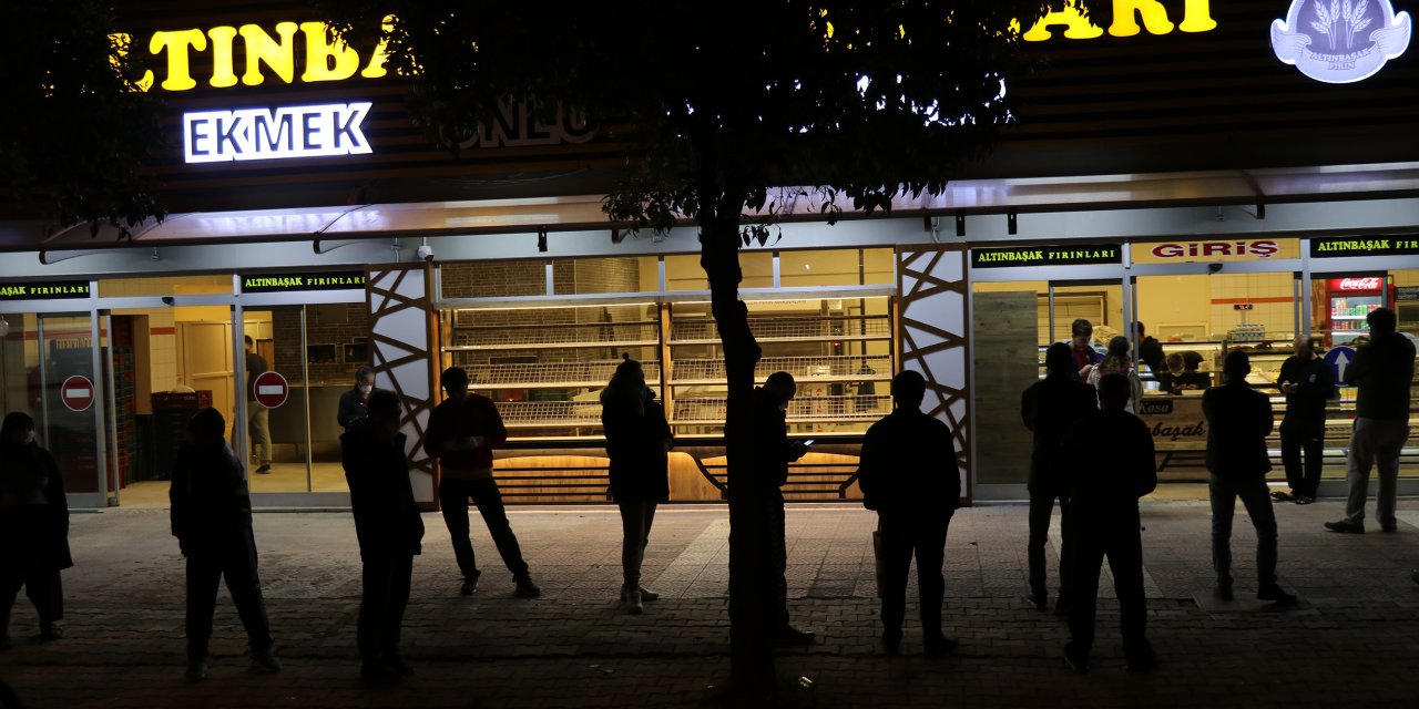 Ege Bölgesi'ndeki büyükşehirlerde sokağa çıkma yasağı öncesi yoğunluk yaşandı