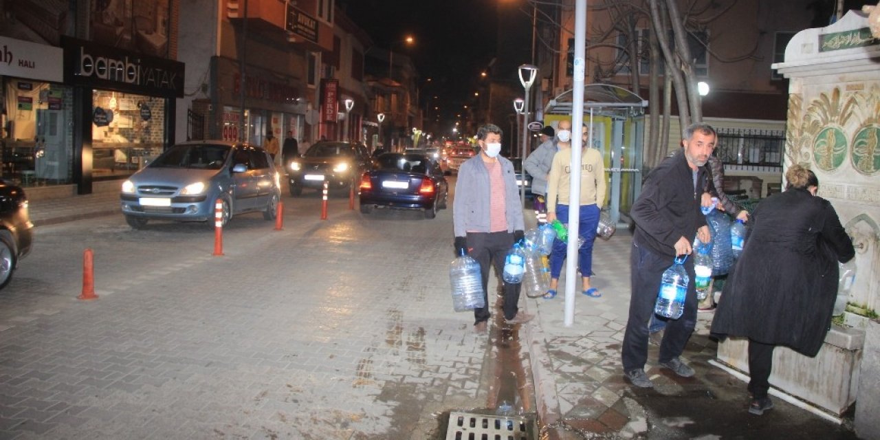 Belediye anonslar ile vatandaşları sosyal mesafe ve yoğunluk için uyardı