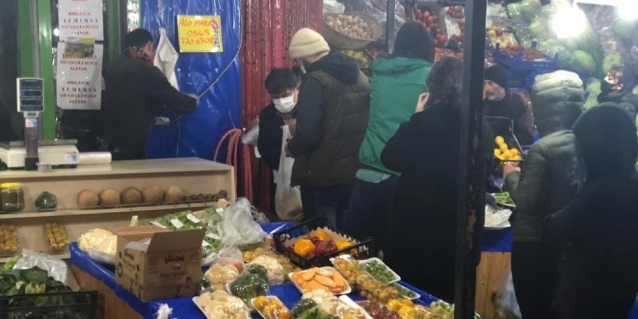 Ankara’da sokağa çıkma yasağını duyan vatandaşlar marketlere akın etti