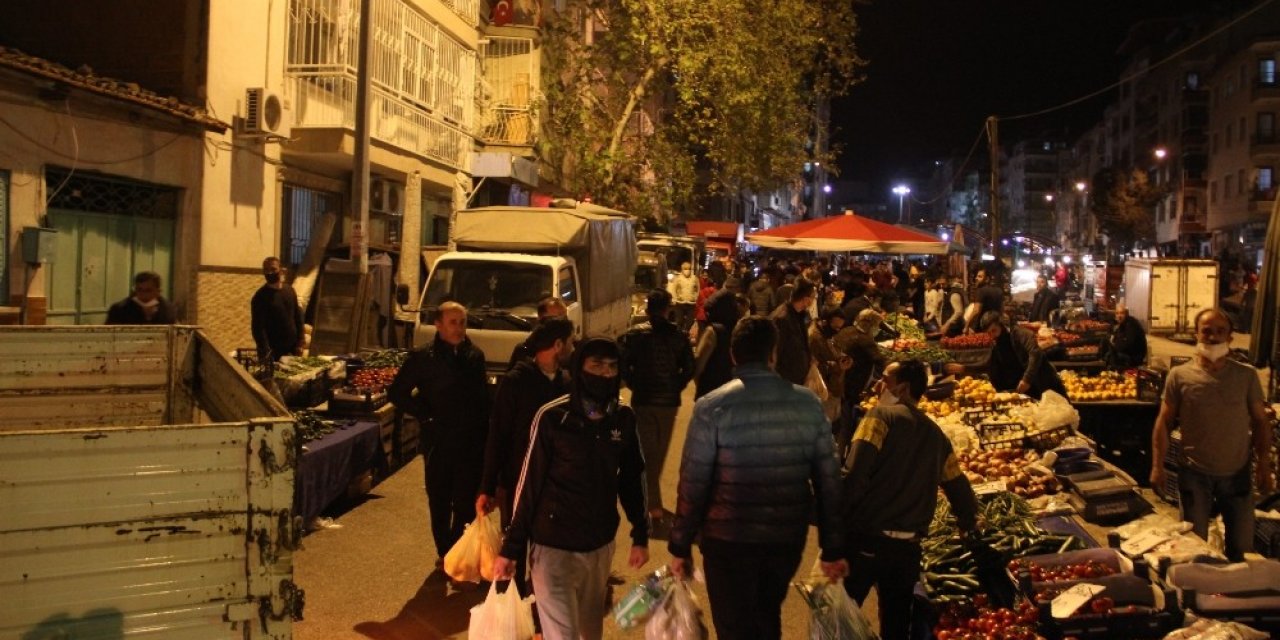Pazarcılar gece tezgah açtı, vatandaş mesafe dinlemedi