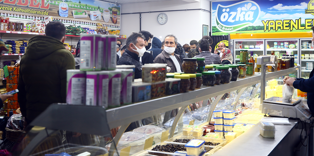 Sokağa çıkma yasağından önce Konya'da marketlerde yoğunluk yaşandı
