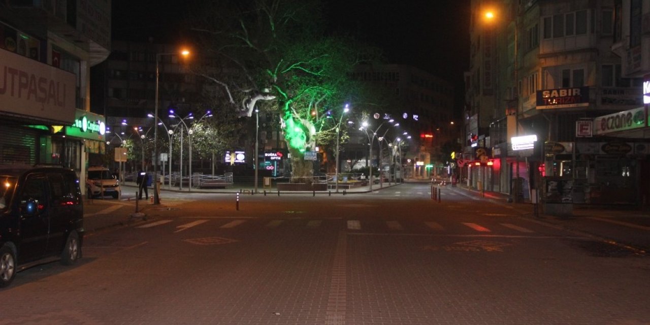 Cadde ve sokaklar sessizliğe büründü