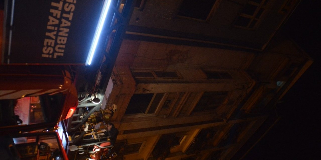 Taksim’deki bir binada çıkan yangında mahsur kalan 9 kişi kurtarıldı
