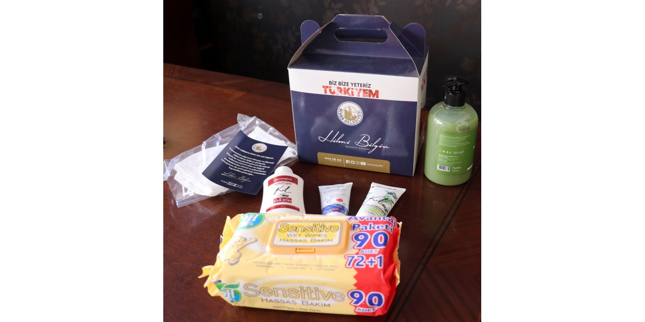 Başkan Bilgin, gazetecilere maske ve dezenfektan dağıttı