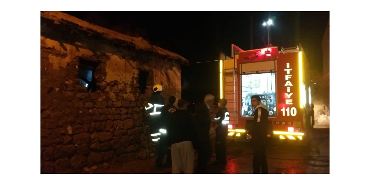 Adıyaman’da yangın sonrası yıkılma tehlikesi olan toprak ev boşaltıldı