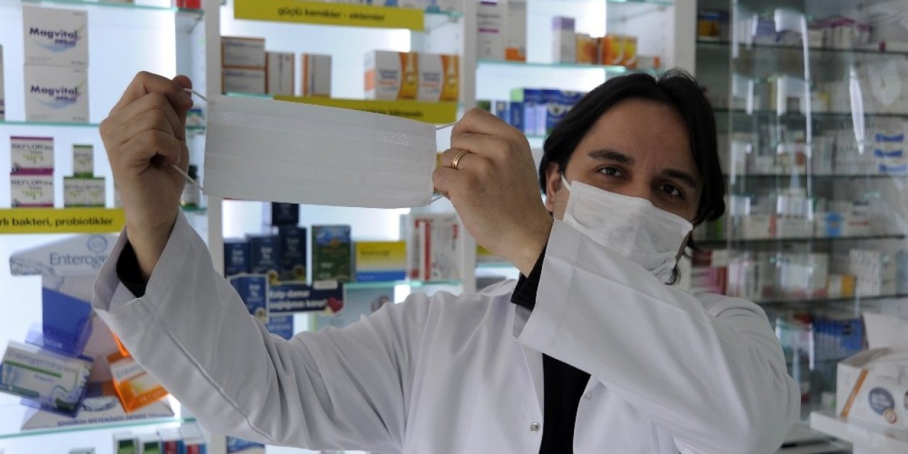 Eczanelerde ücretsiz maske dağıtımı devam ediyor