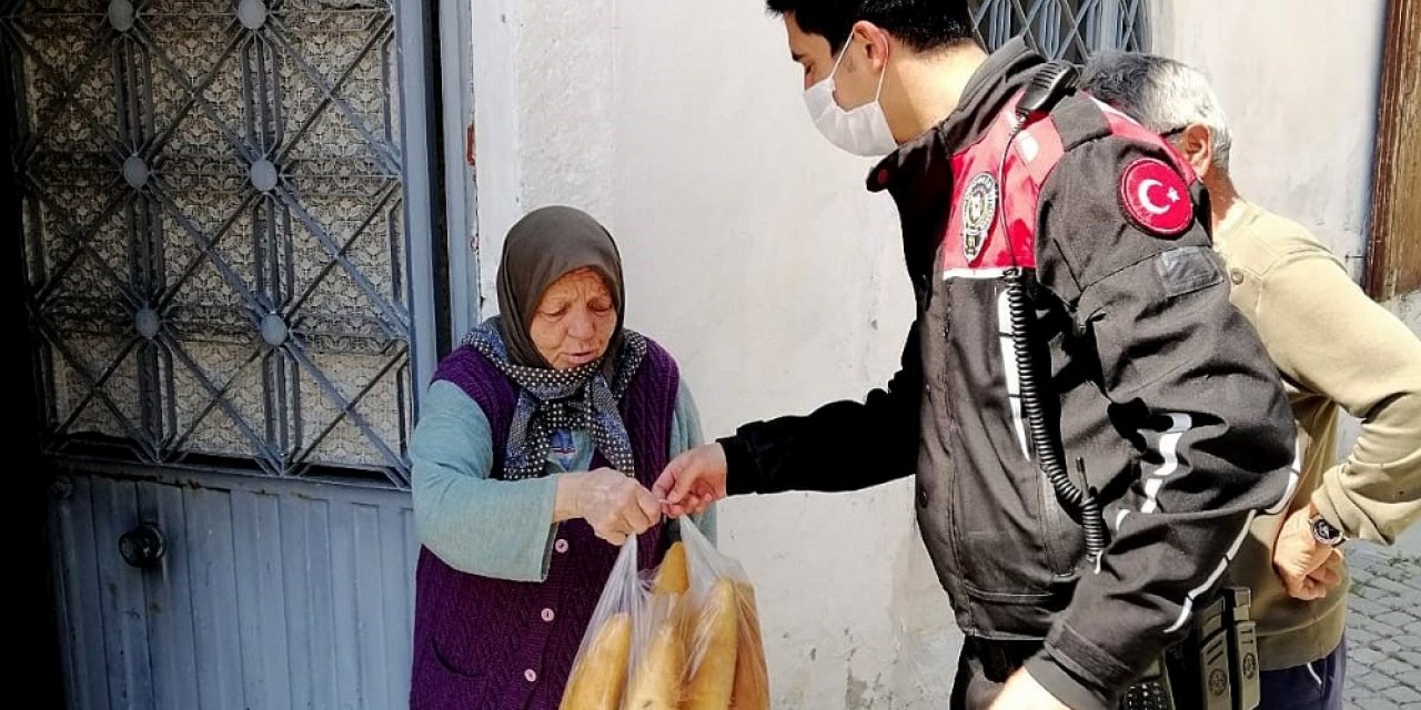 Polis ekipleri hem denetliyor hem de ihtiyaçları karşılıyor