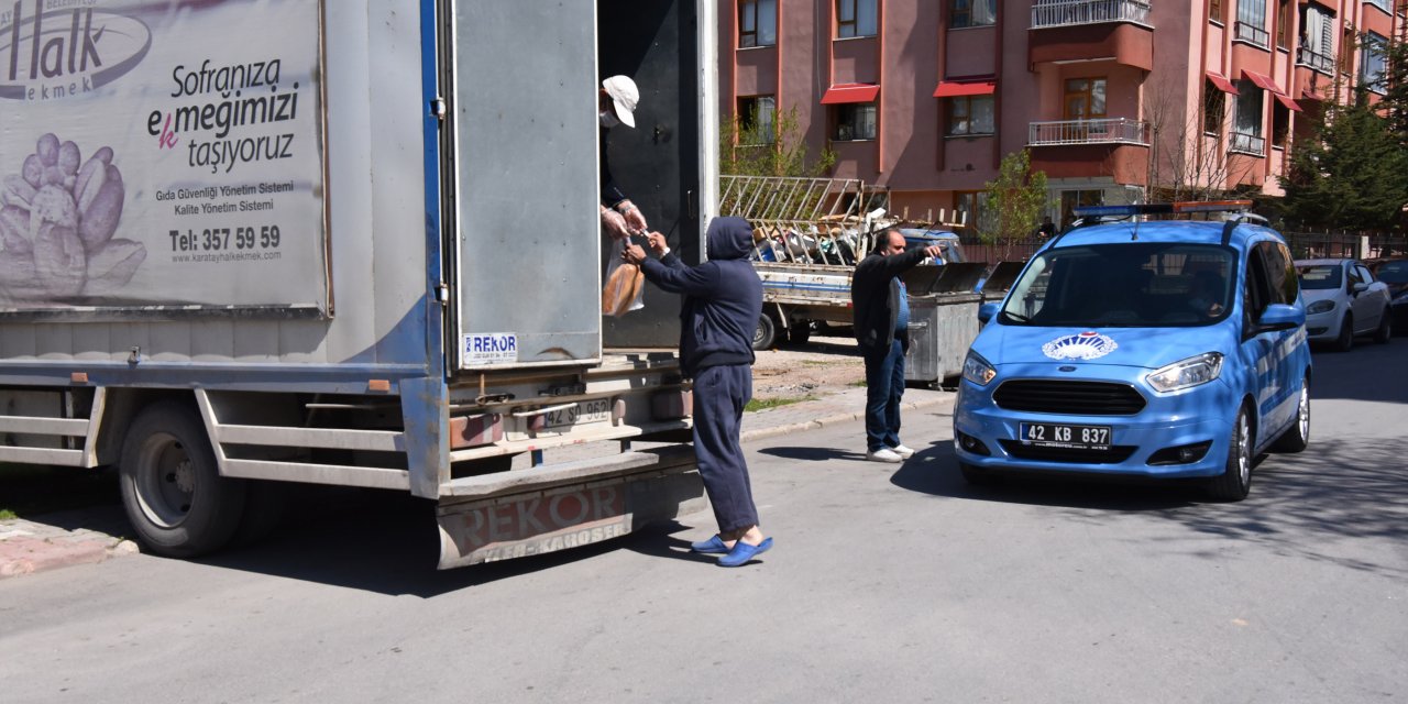 KARATAY BELEDİYESİ VATANDAŞA EKMEK DAĞITIYOR