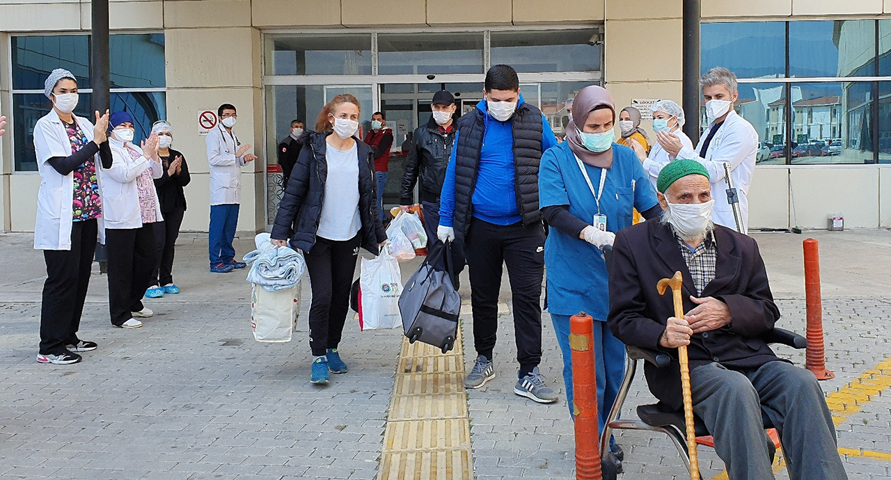 Türkiye'de 2 bin 965 kişi koronayı yendi