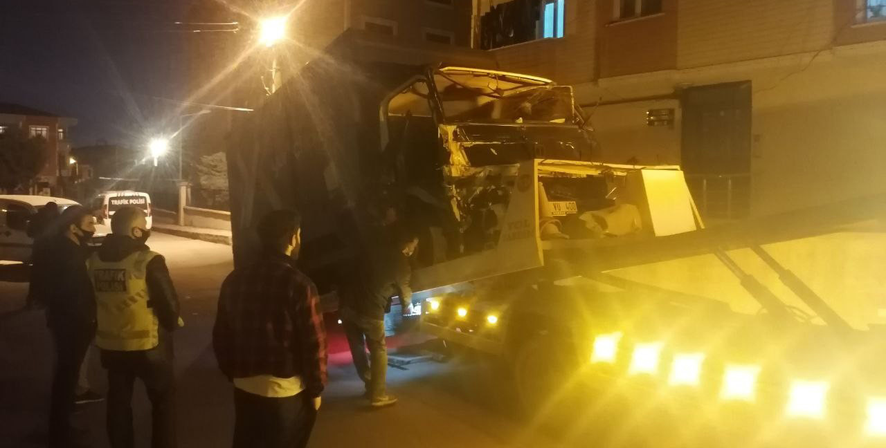 Kargo aracı duvara çarptı! 2 kişi yaralandı