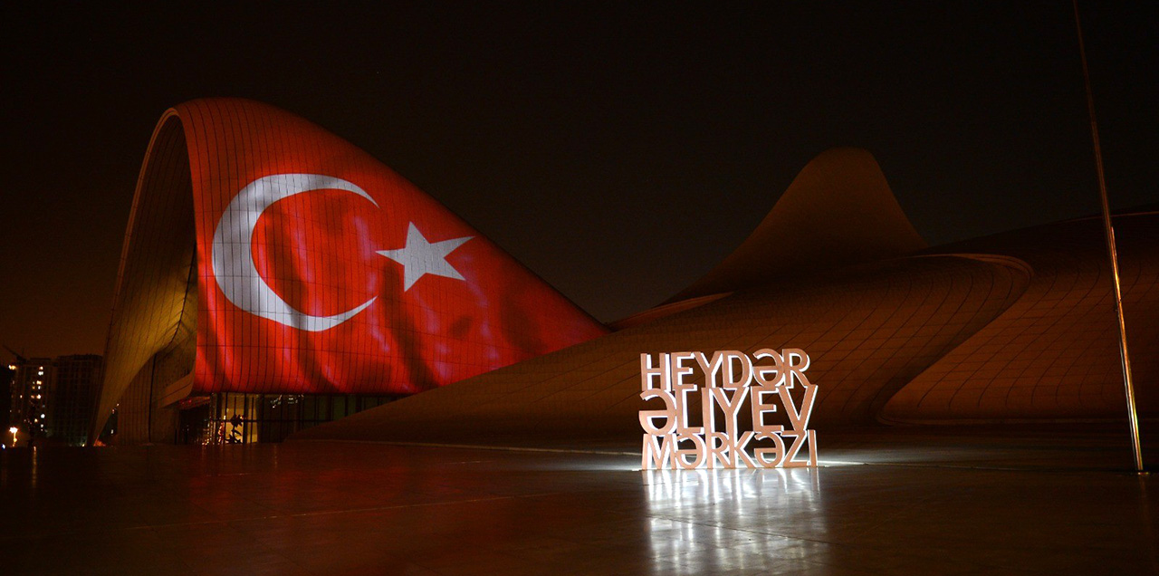 Azerbaycan’dan Türkiye'ye bayraklı destek