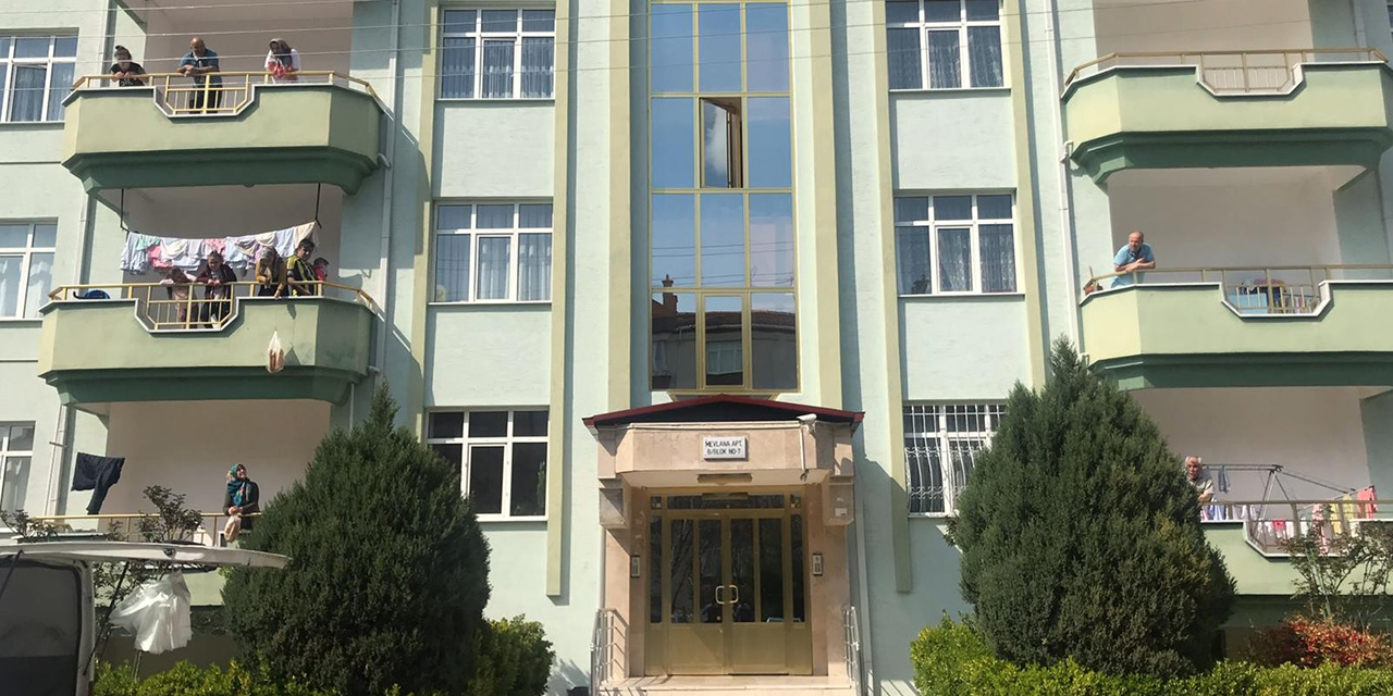 Evde bunalanlar, balkon sohbetine koşuyor!