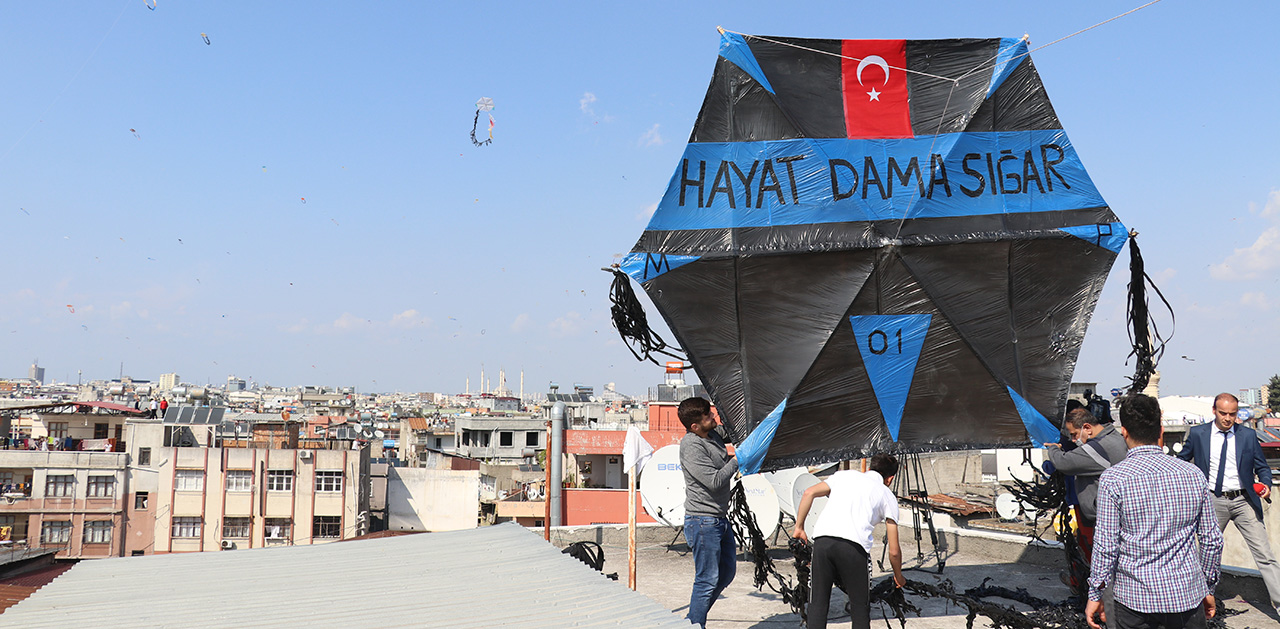 Hayat eve sığmazsa 'Hayat dama sığar'